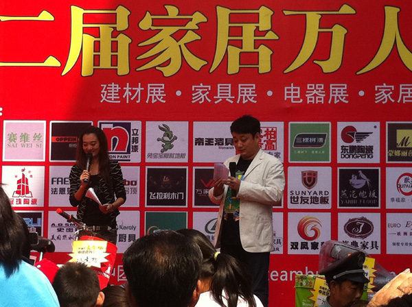 法瑞參加山東高密團(tuán)購會(huì),山東齊魯電視臺主持人"小么哥"親臨現(xiàn)場砍價(jià)